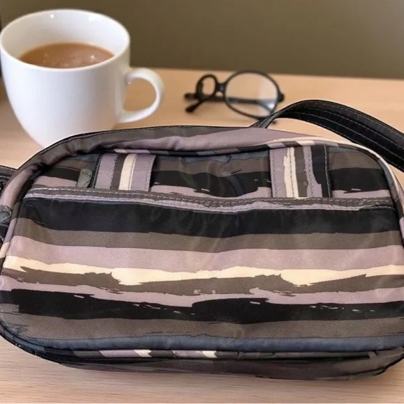 Lug Carousel Bag in Paint Pearl – Lightweight Travel Crossbody – NWT - Picture 11 of 16